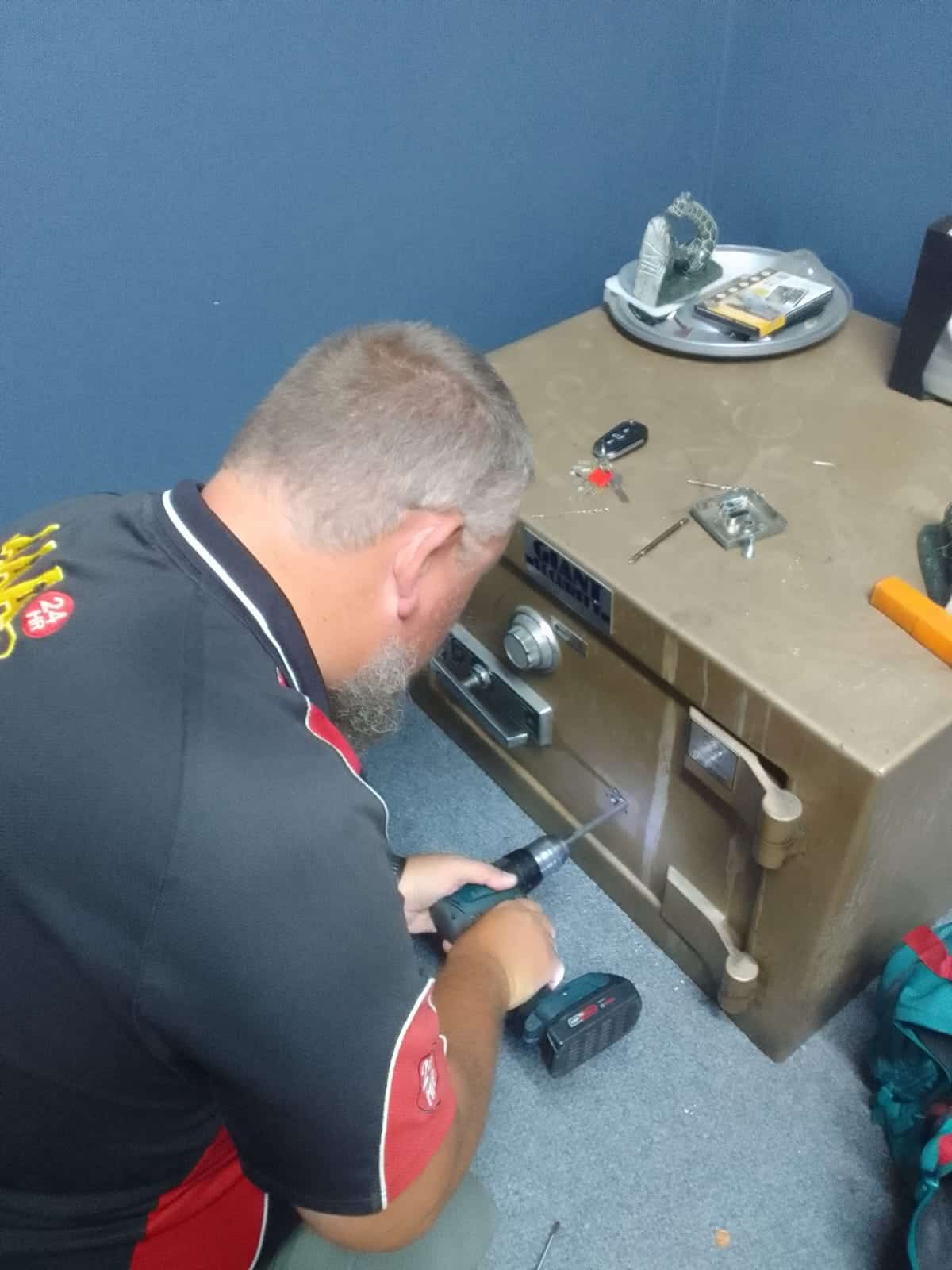 Emergency automotive locksmith service